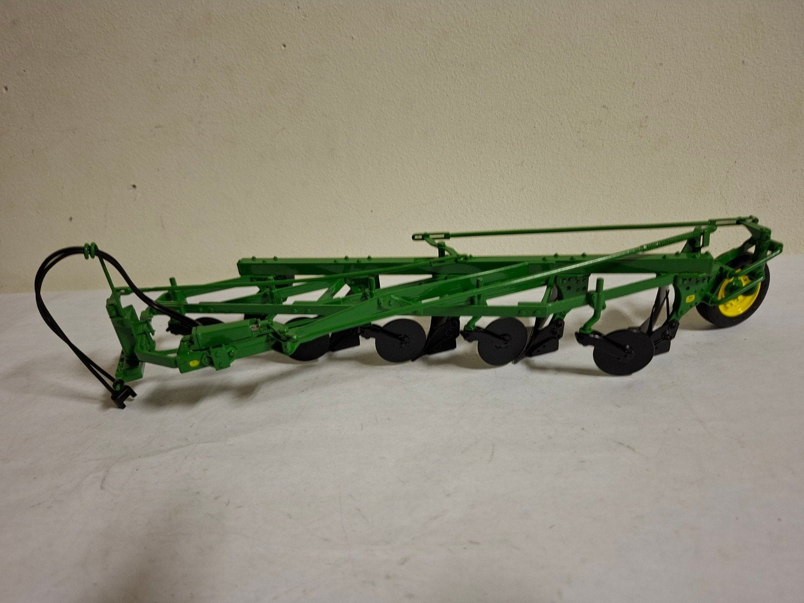 John Deere F145H. 5 scharige ploeg. Ertl precisie serie nr., Ophalen of Verzenden, Nieuw, Groter dan 1:32, Overige merken