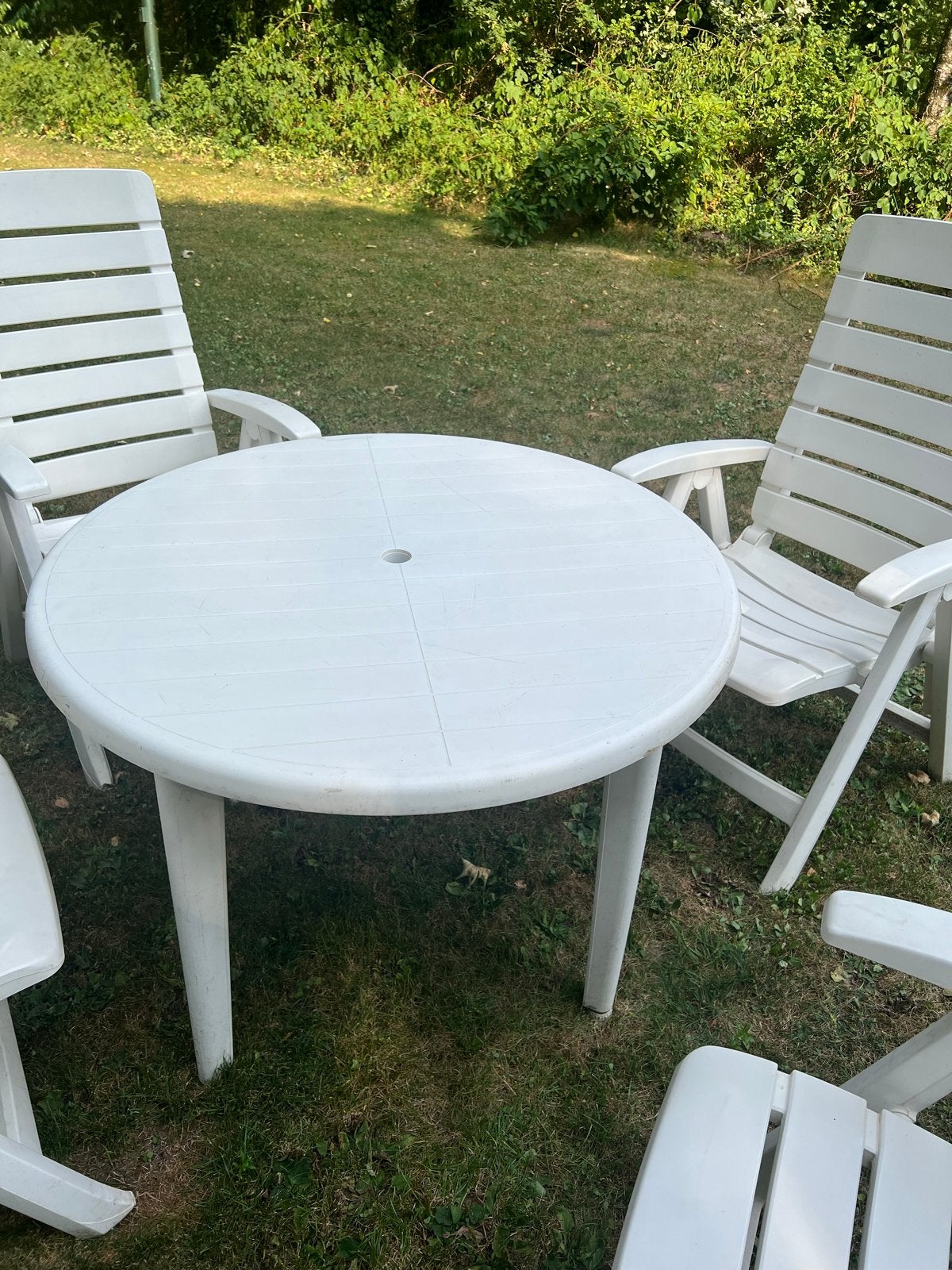 Witte kunststof tuinset met 4 stoelen en ronde tafel, Ophalen, 4 zitplaatsen, Kunststof, Gebruikt
