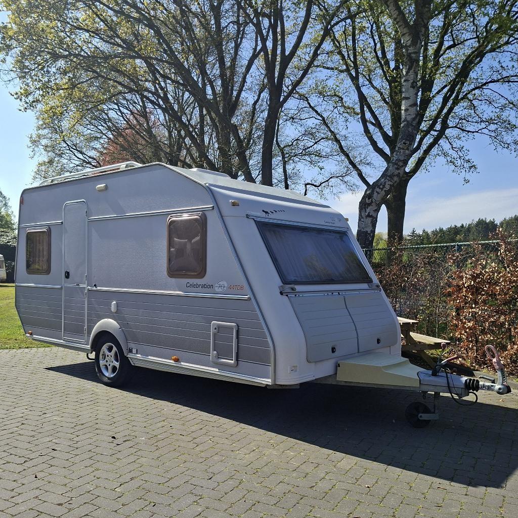Kip Celebration 44TDB, Caravans en Kamperen, Caravans, Omvormbare zithoek, Kip, Bedrijf, Treinzit