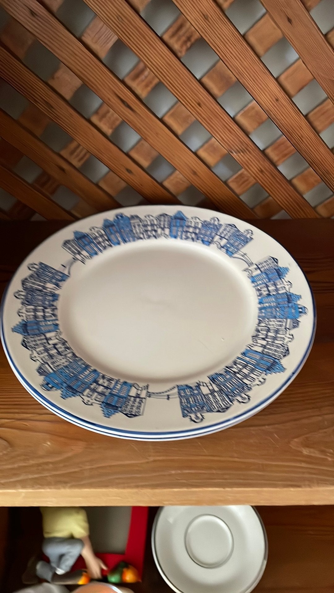 Twee platte borden grachtenpand blauw wit, Ophalen