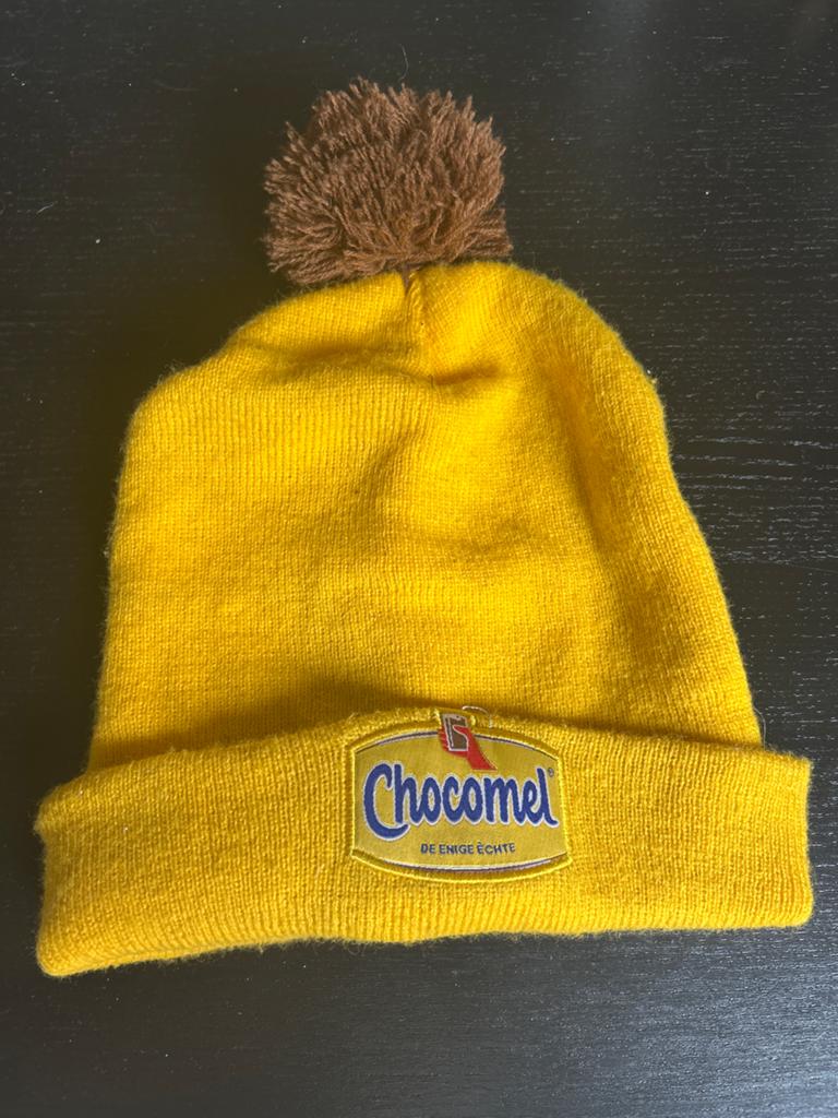 Chocomel muts met pompon - Geel, Kleding | Dames, Ophalen of Verzenden, Zo goed als nieuw, One size fits all, Hoed