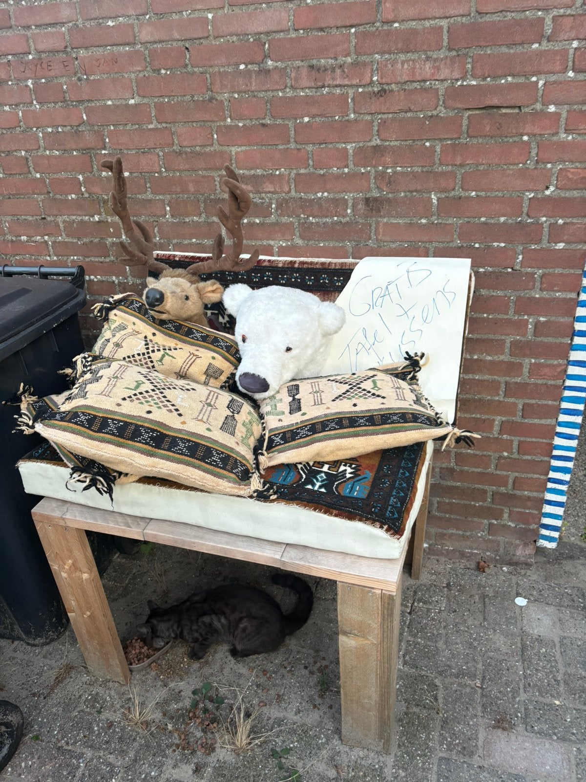 Gratis afhalen tafel kussens en muurdieren, Ophalen, Zo goed als nieuw, Hout