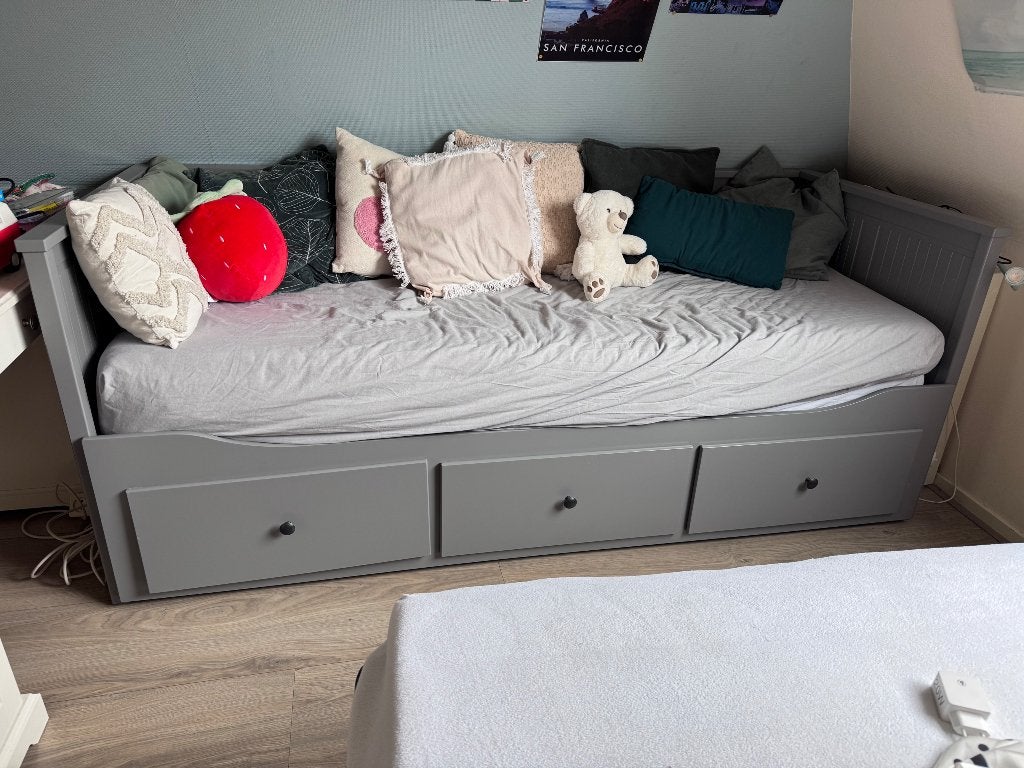 Hemnes Ikea bedbank grijs met 3 laden, Huis en Inrichting, Ophalen, Gebruikt, 90 cm, 210 cm