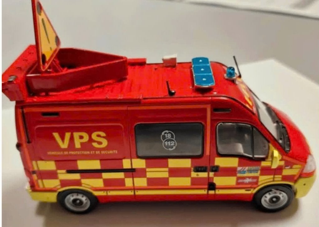 Renault Master II Lanery VPS brandweer schaal 1/43 # 33
