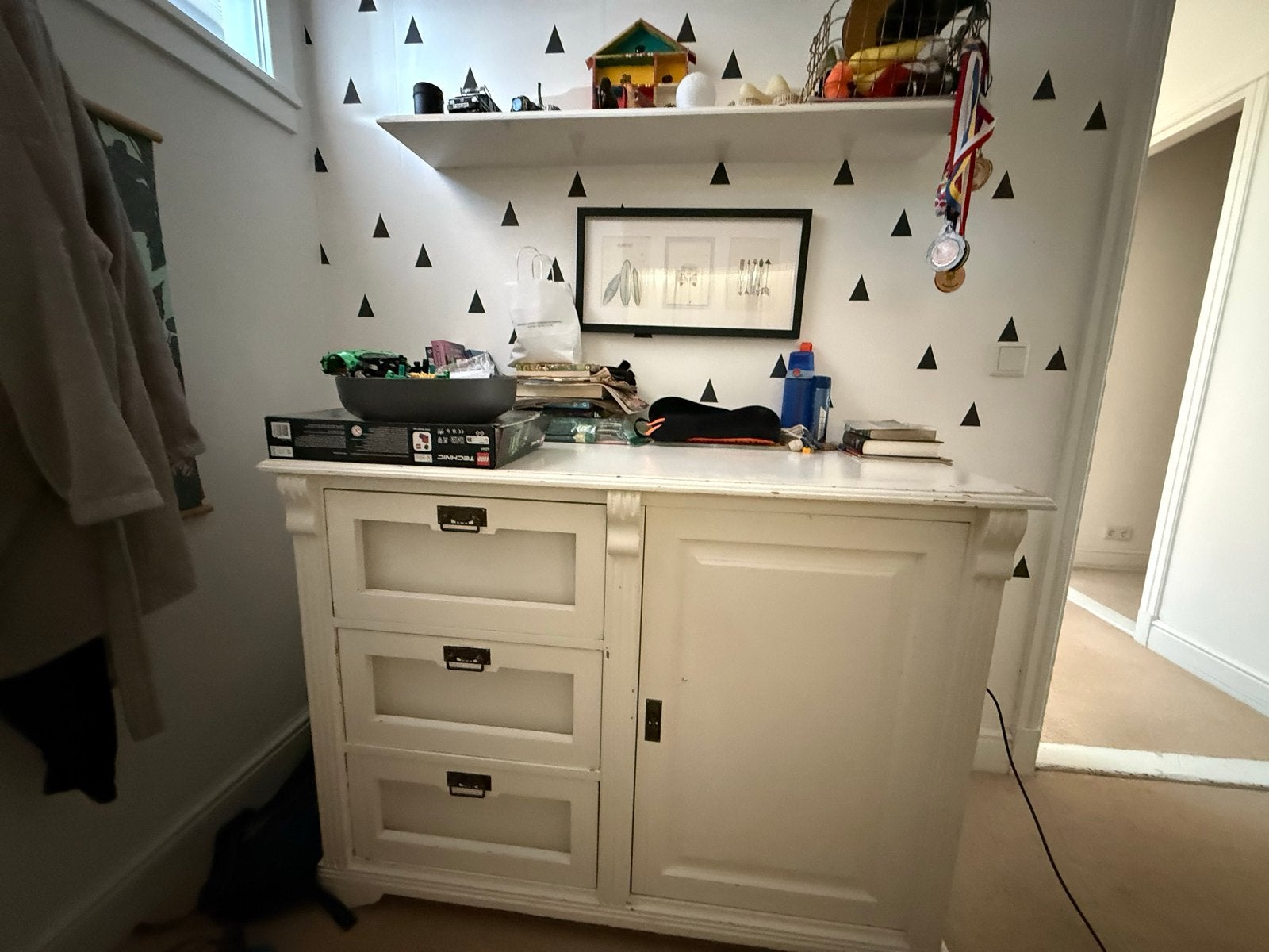 Witte commode of dessoir met lades en deur, gebruikt, Kinderen en Baby's, Kinderkamer | Commodes en Kasten, Ophalen, Gebruikt