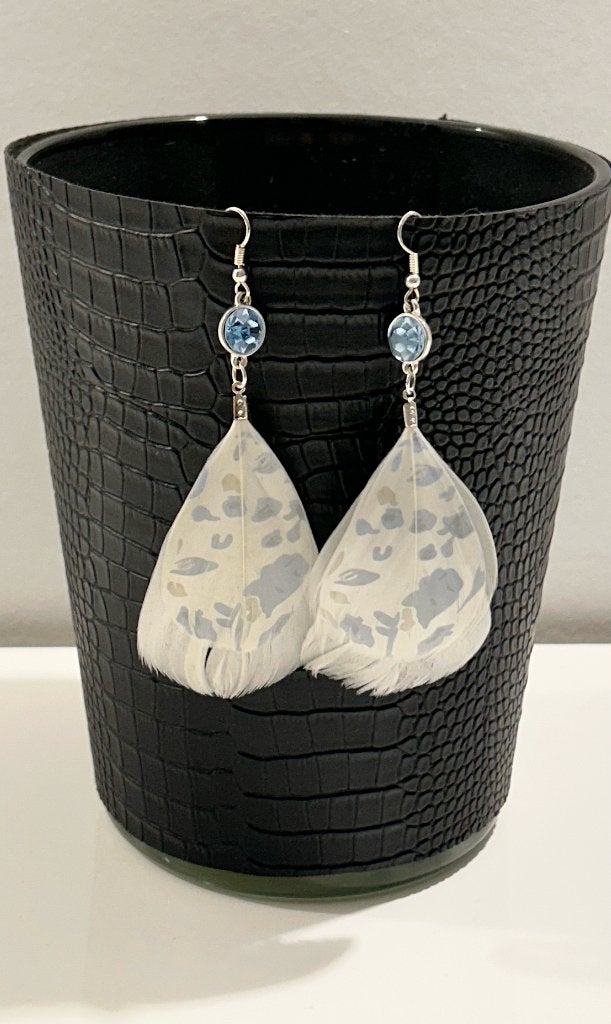 Oorbellen met witte pluimen met print en blauwe strass-steen, Overige materialen, Hangers, Blauw, Nieuw
