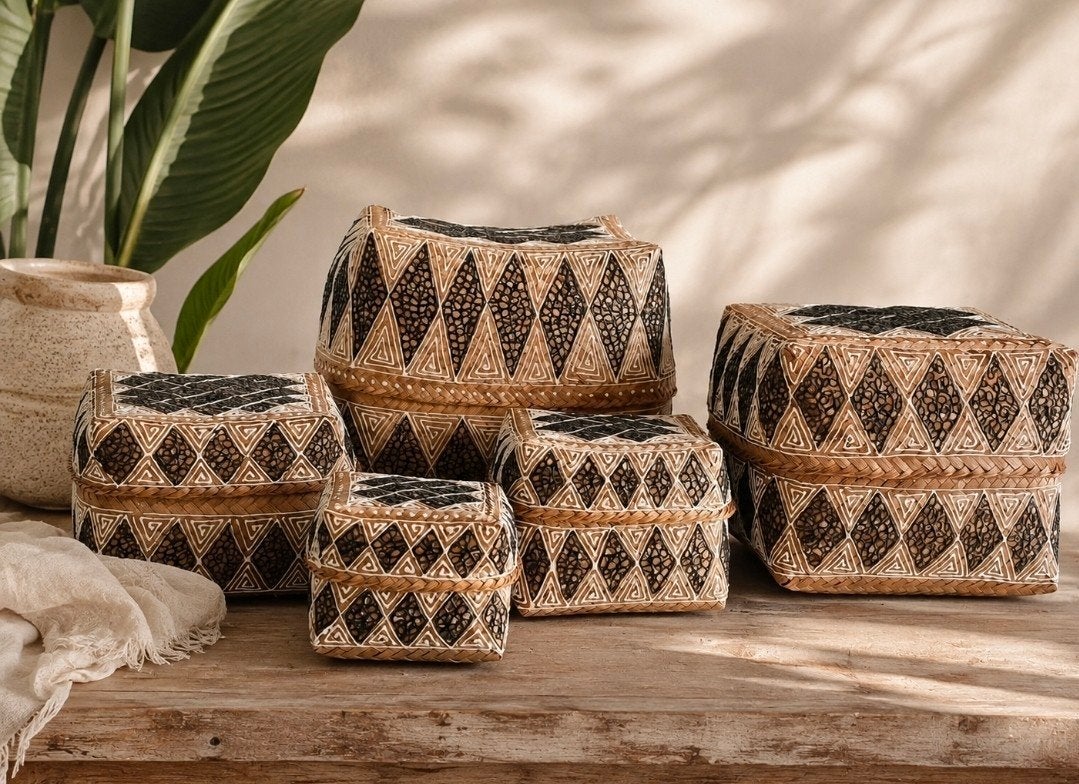 Offermandjes Wit/ Zwart van Mooi Bali, Huis en Inrichting, Woonaccessoires | Schalen en Manden, Mand, Handgemaakt, Nieuw, Ophalen of Verzenden