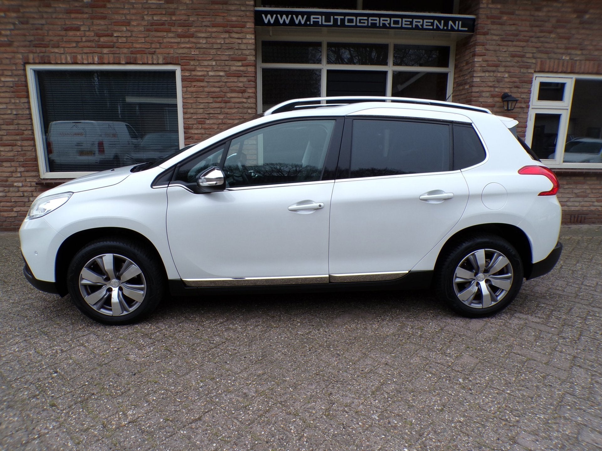 Peugeot 2008 1.6 VTi Allure Automaat / Navi / Clima / Panora, Auto's, 15 km/l, Gebruikt, Zwart, 4 cilinders