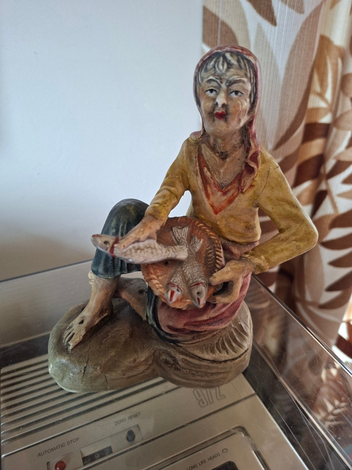 Vintage oud beeld vrouw met vissen mand, Ophalen of Verzenden, Gebruikt, Mens