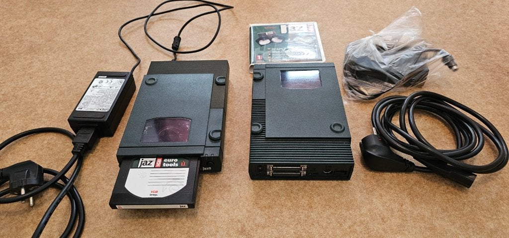Twee Iomega Jaz-drives (1GB) met toebehoren, Ophalen of Verzenden, Gebruikt