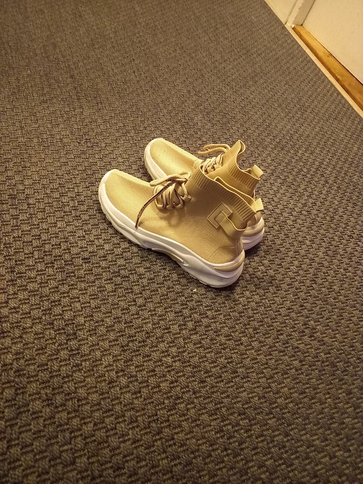 beige schoenen, Ophalen, Beige, Sneakers of Gympen, Zo goed als nieuw