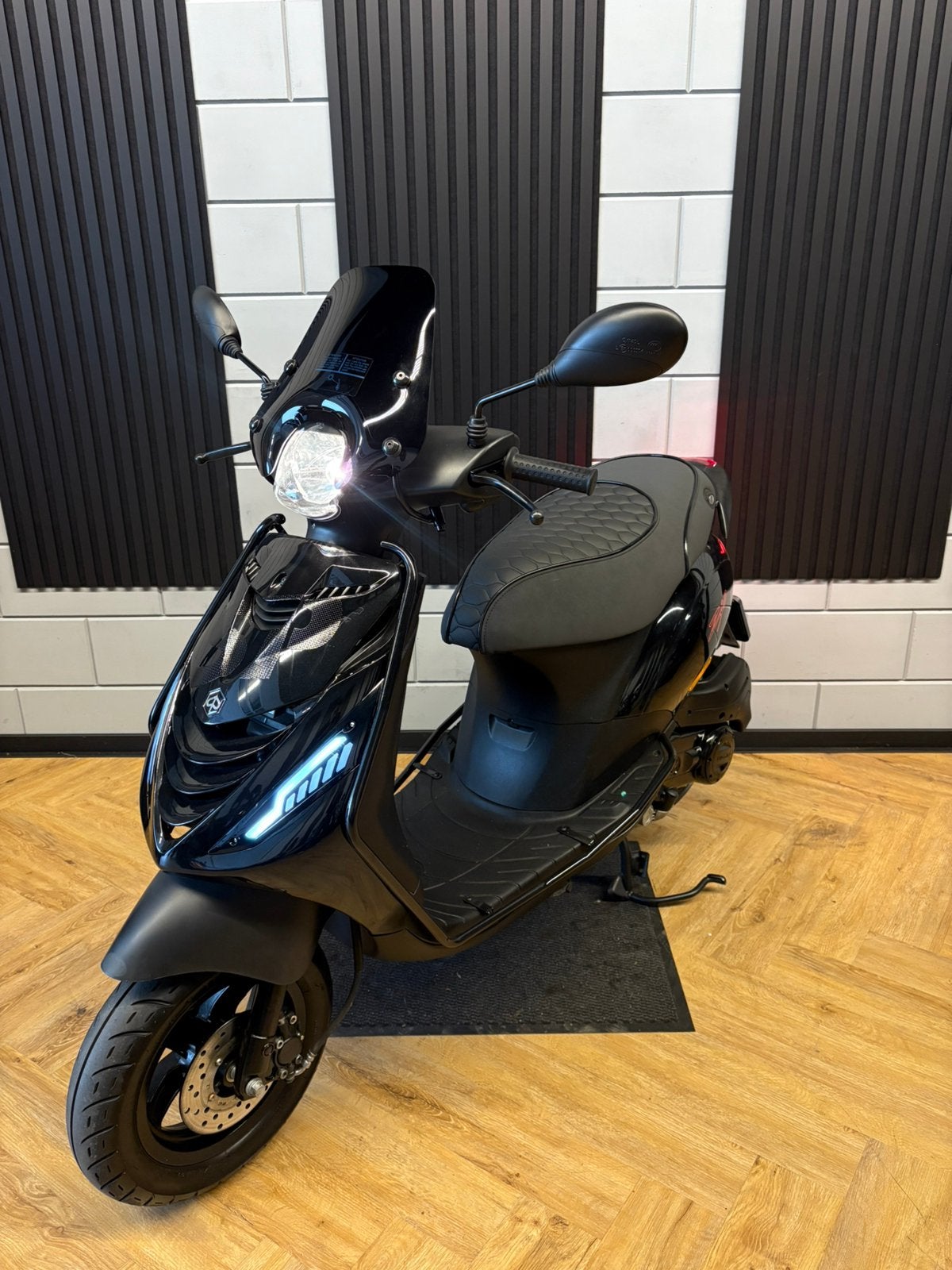 PIAGGIO ZIP 4T 3V BROM 2020 FULL OPTION GLANS ZWART 2635 KM!, Fietsen en Brommers, Scooters | Piaggio, Ophalen, Maximaal 45 km/u