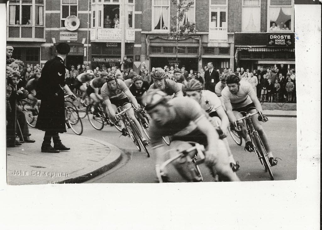 Westland Wielerwedstrijd met agent Foto John Schaepman, Ophalen of Verzenden, Ongelopen, Zuid-Holland