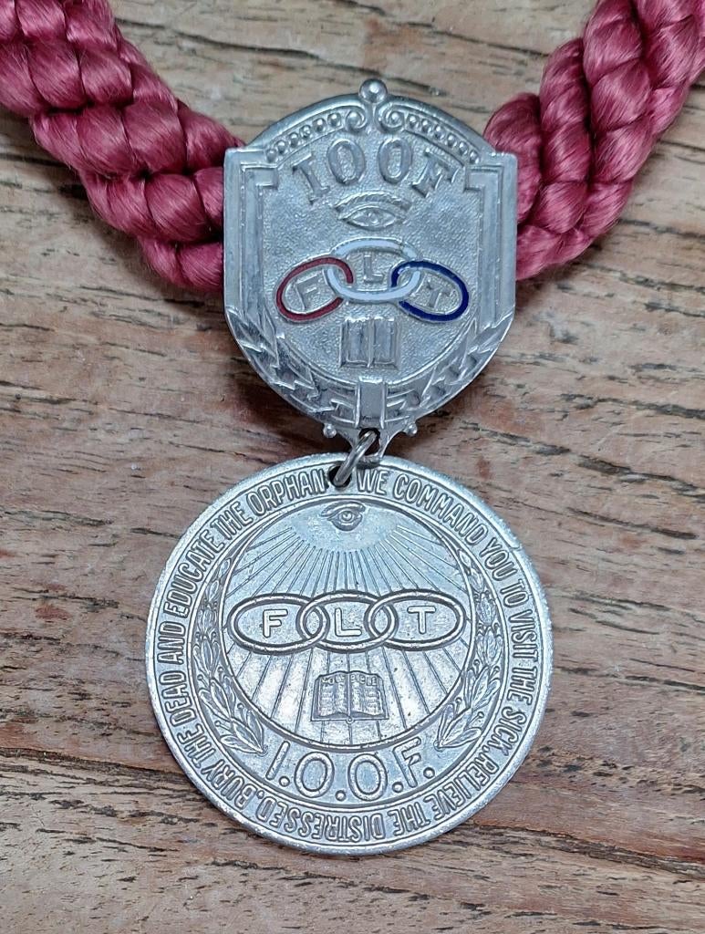 Odd Fellows ketting vriendschap liefde waarheid IOOF FLT, Gebruikt, Ophalen of Verzenden, Rood, Overige materialen