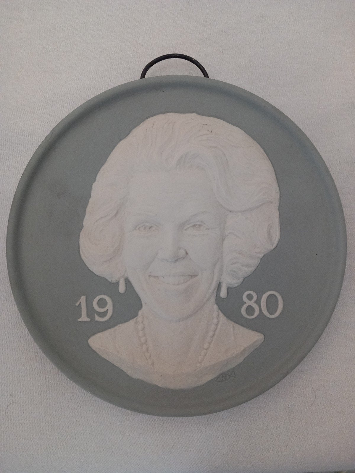 porceleyne fles biscuit porselein wandbord koningin beatrix, Antiek en Kunst, Ophalen of Verzenden
