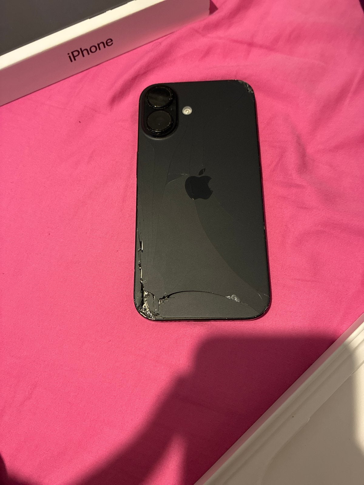 iPhone 16 Zwart - Gebarsten Achterkant, Telecommunicatie, Mobiele telefoons | Apple iPhone, Ophalen, IPhone 16, Zonder simlock