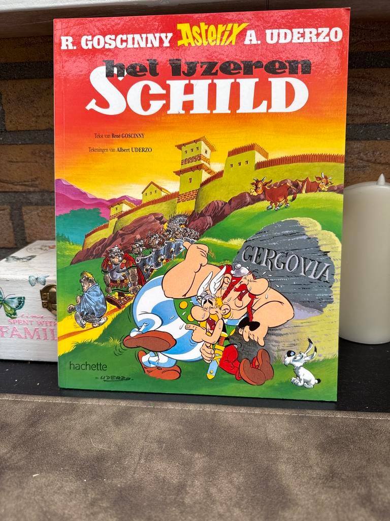 Asterix: Het IJzeren Schild - Klassiek Stripboek, Boeken, Stripboeken, Eén stripboek, Ophalen of Verzenden, Zo goed als nieuw
