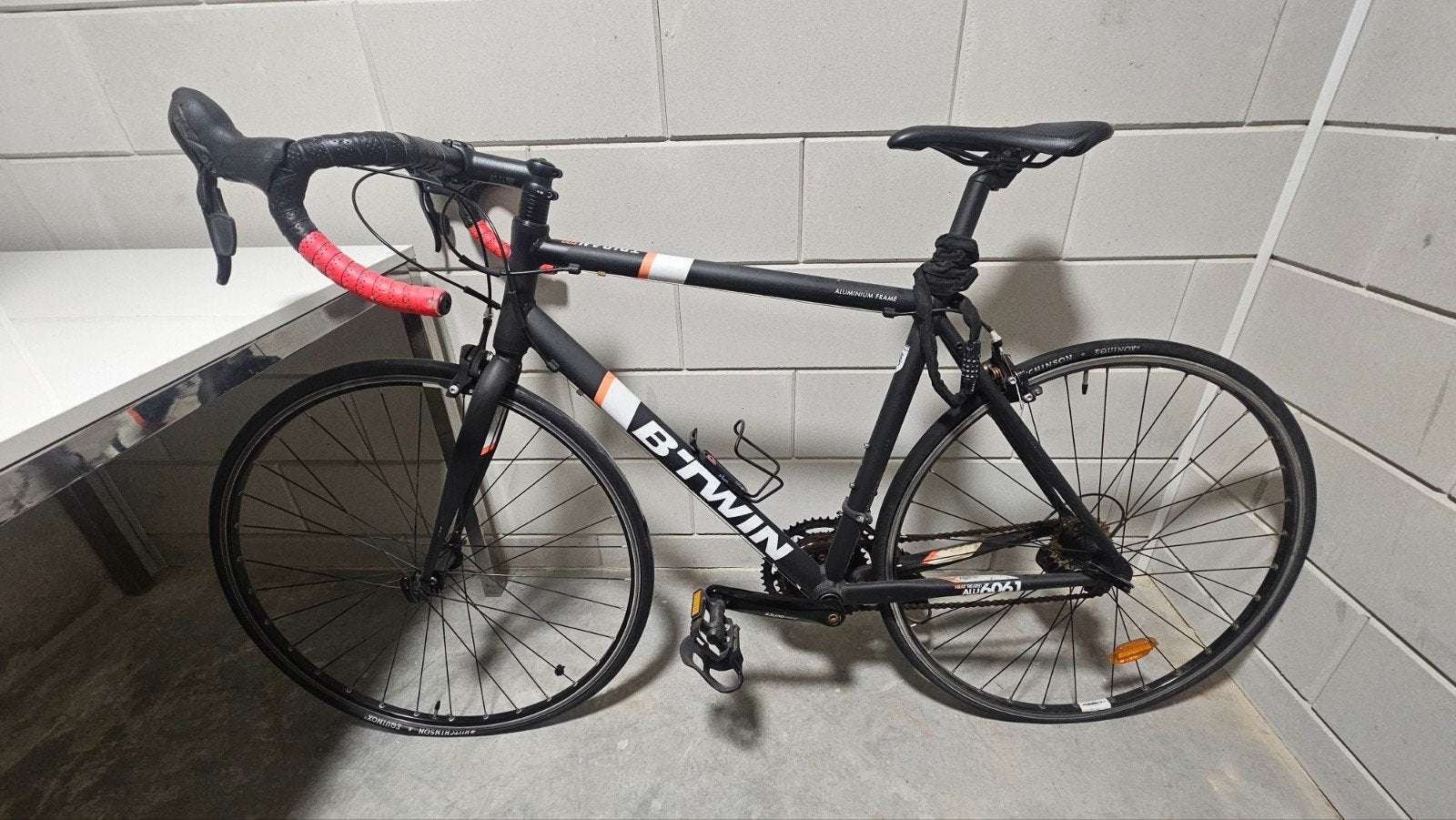 B'Twin racefiets, zwart met rode accenten, Fietsen en Brommers, Fietsen | Racefietsen, Gebruikt, Aluminium, Meer dan 20 versnellingen