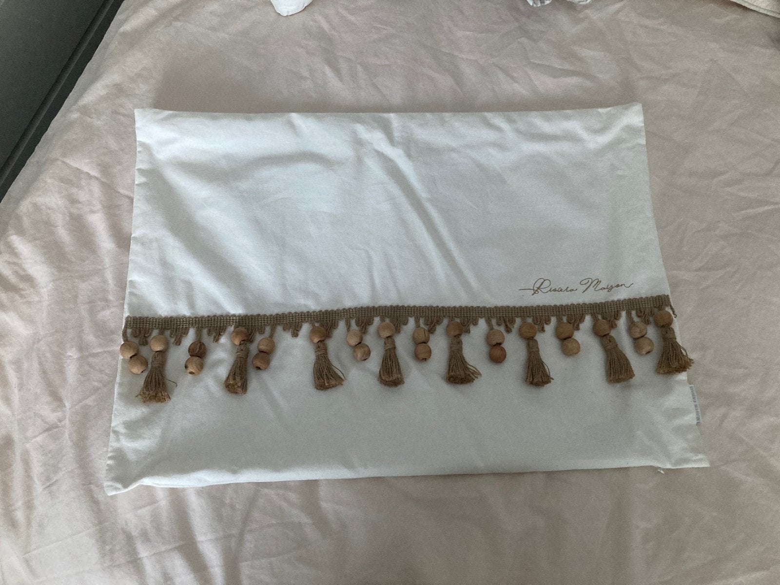 Te koop: Rivièra Maison kussenhoes met houten kralen, Overige kleuren, Riviera Maison, Kussenhoes, Nieuw