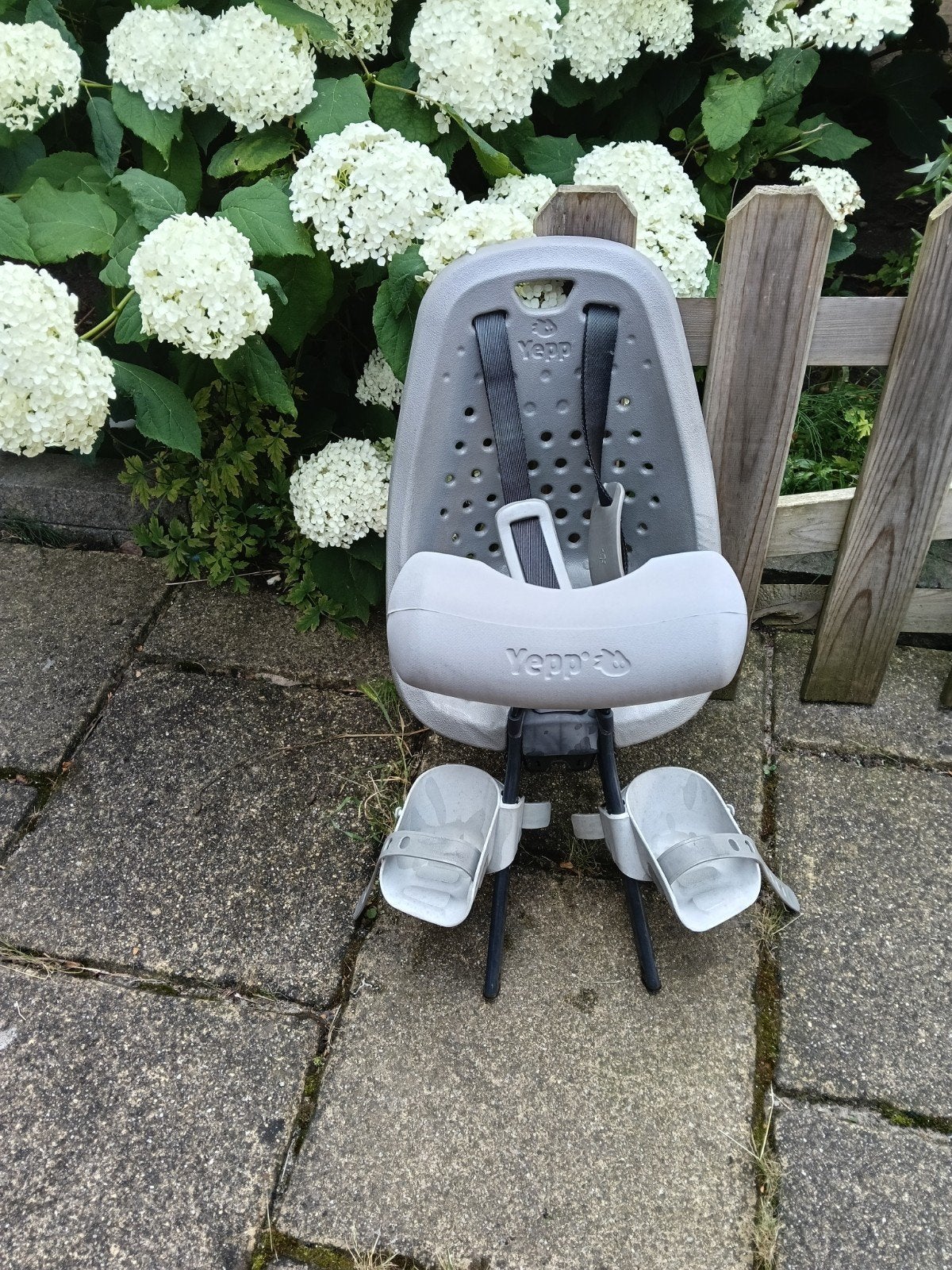 Yepp Mini Fietsstoeltje - Grijs Voorzitje, Yepp, Ophalen of Verzenden, Gebruikt, Voetsteuntjes