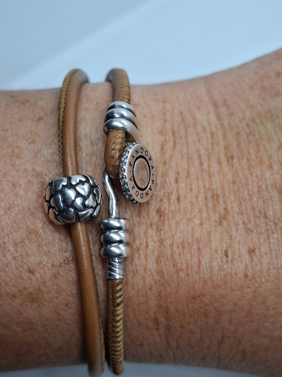 Pandora zilveren armband met bruin lederen koord en bedel, Sieraden, Tassen en Uiterlijk, Armbanden, Bruin, Ophalen of Verzenden