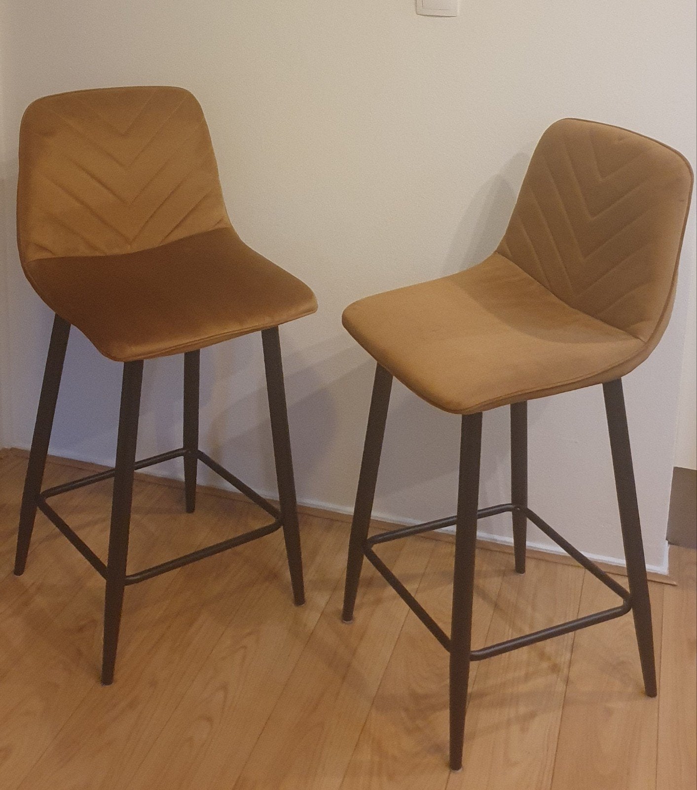 2 barstoelen 65 cm zithoogte, 2 krukken, Ophalen, Zo goed als nieuw, 60 tot 90 cm