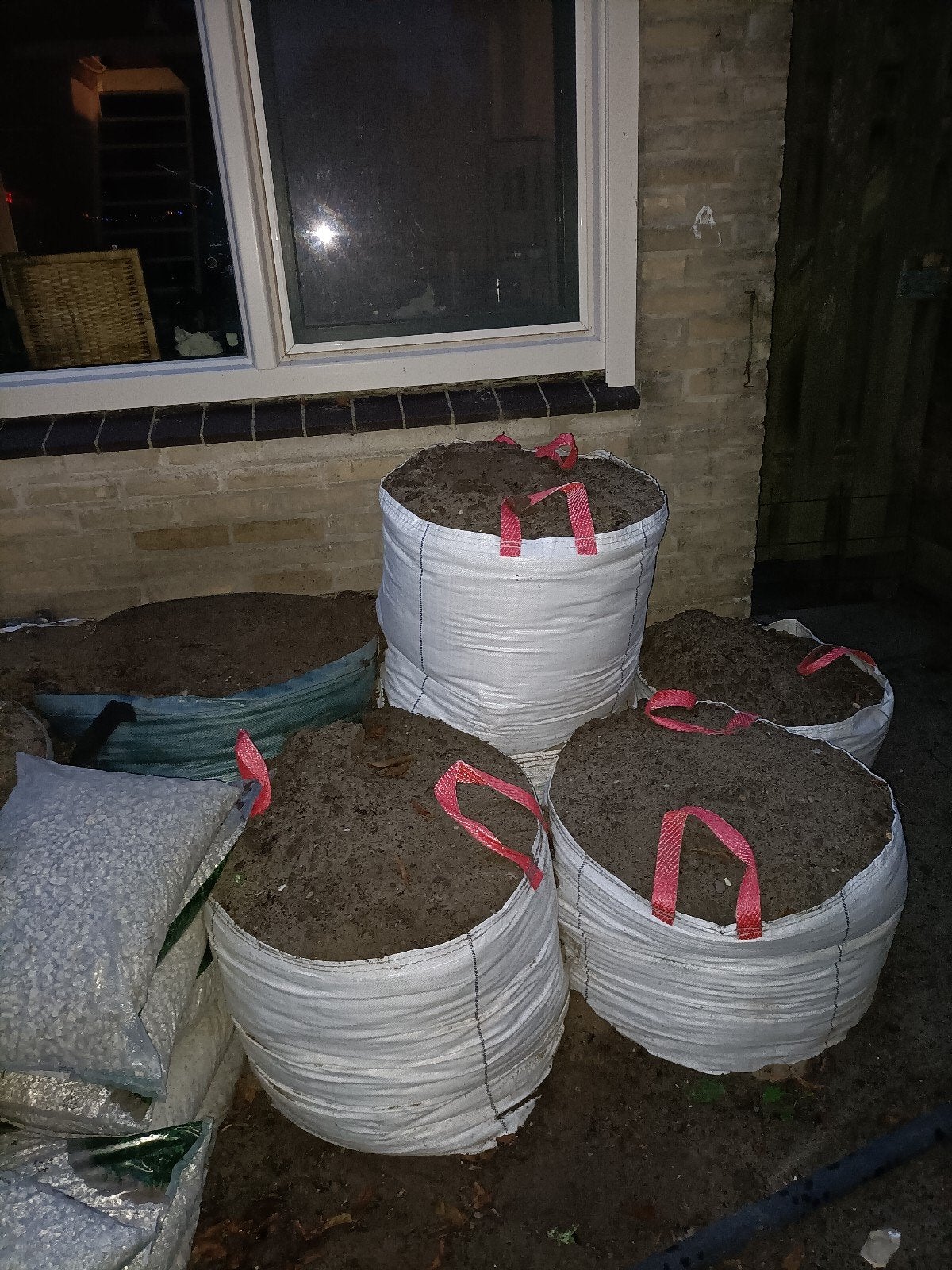 Gratis af te halen: Grond (2-2,5 kuub) in big bags, Ophalen, Overige typen