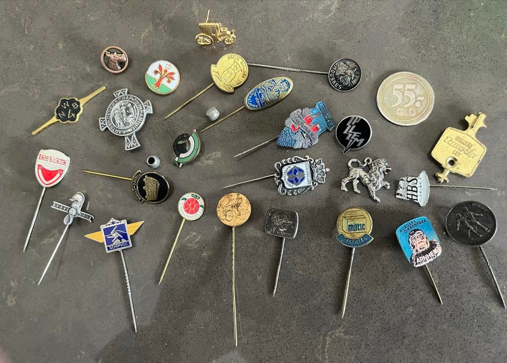 Curieus geheel van diverse speldjes, munt en sleutelhanger, Verzenden, Gebruikt, Overige onderwerpen