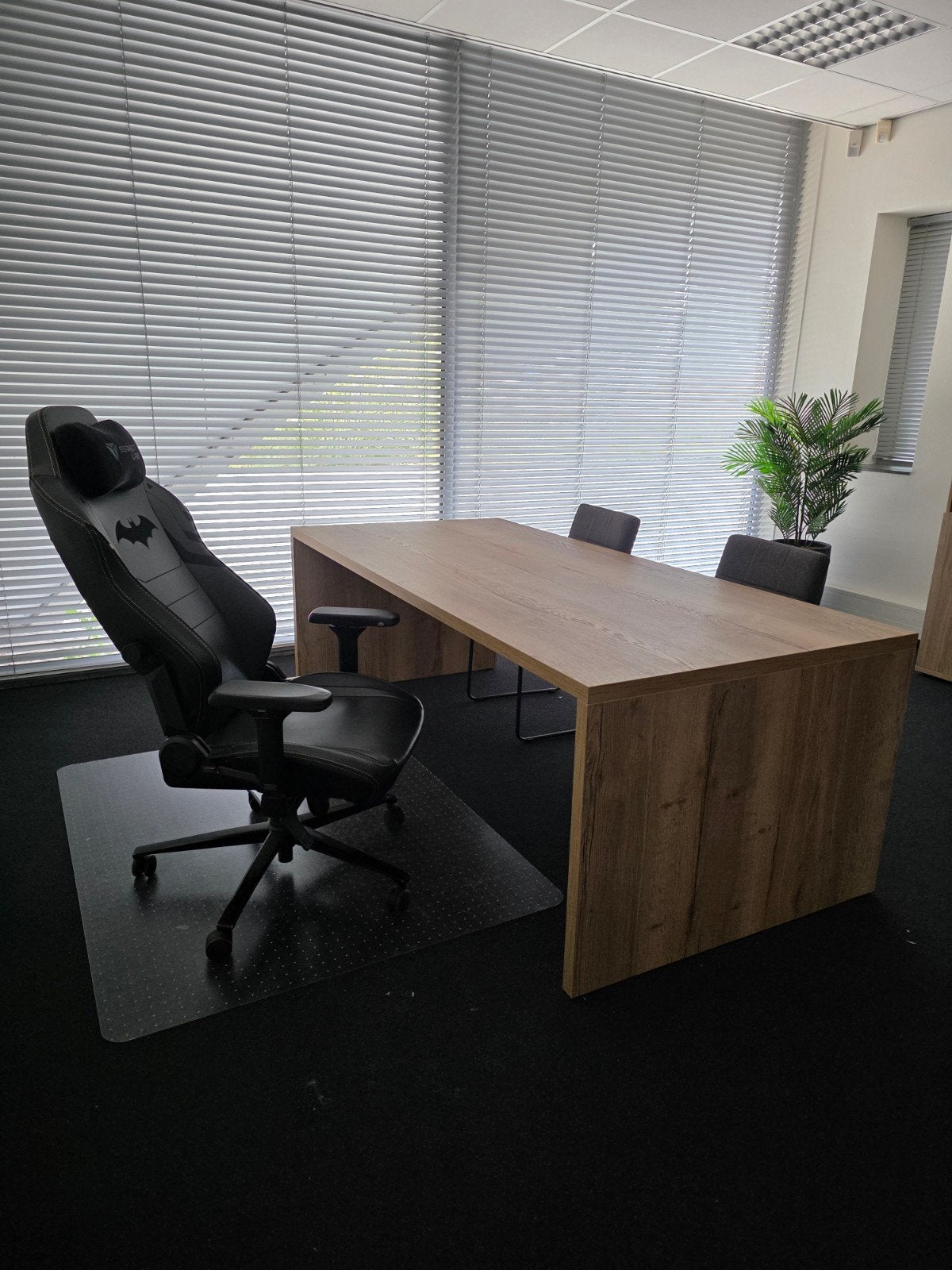Degelijke bureautafel 220x100cm - Kantoormeubilair, Huis en Inrichting, Ophalen of Verzenden, Zo goed als nieuw