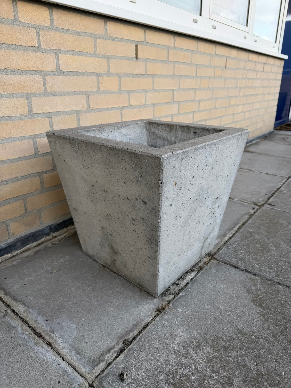 Twee betonnen bloembakken (40x40x40) - gratis, Tuin en Terras, Bloempotten, Gebruikt, Balkon, Vierkant, Beton