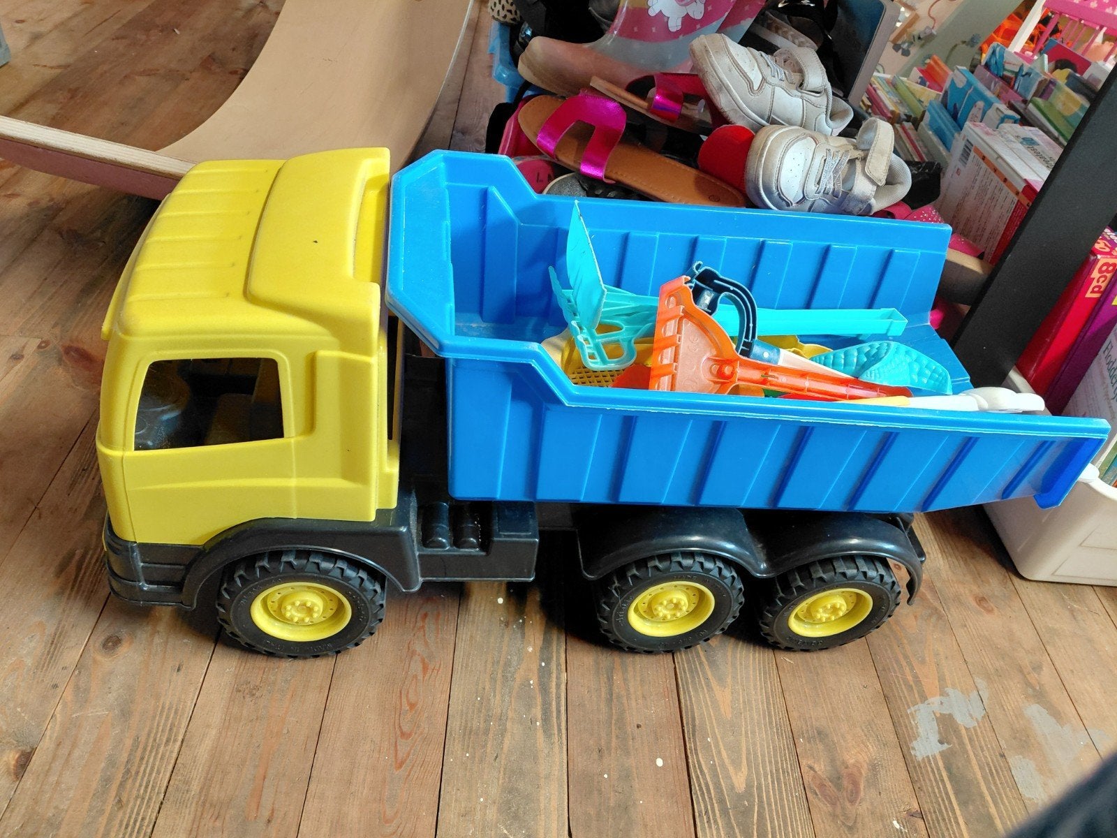 Grote gele en blauwe speelgoedkiepwagen met accessoires, Ophalen, Gebruikt