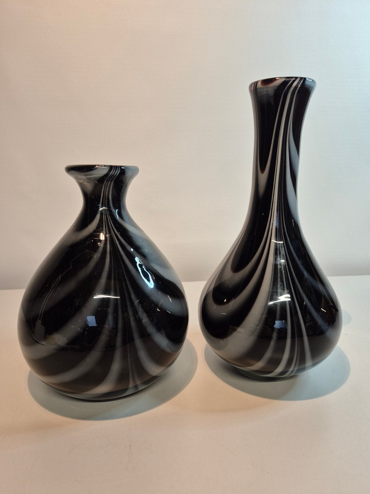 Set van 2 murano stijl glazen vazen zwart met wit, Ophalen of Verzenden