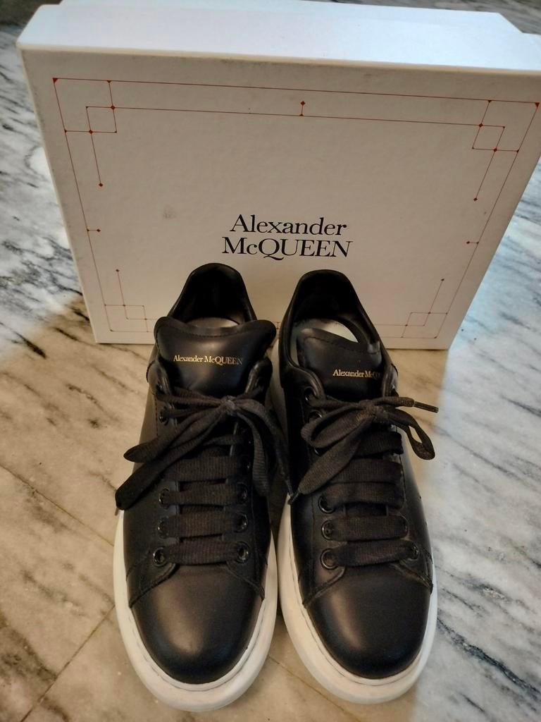 Alexander McQueen sneakers - Zwart met witte zool. Maat 39, Zwart, Ophalen of Verzenden, Alexander McQueen, Sneakers of Gympen