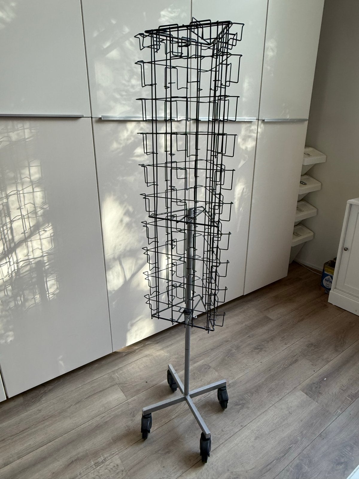 Draaibaar kaartenrek op wielen, Ophalen