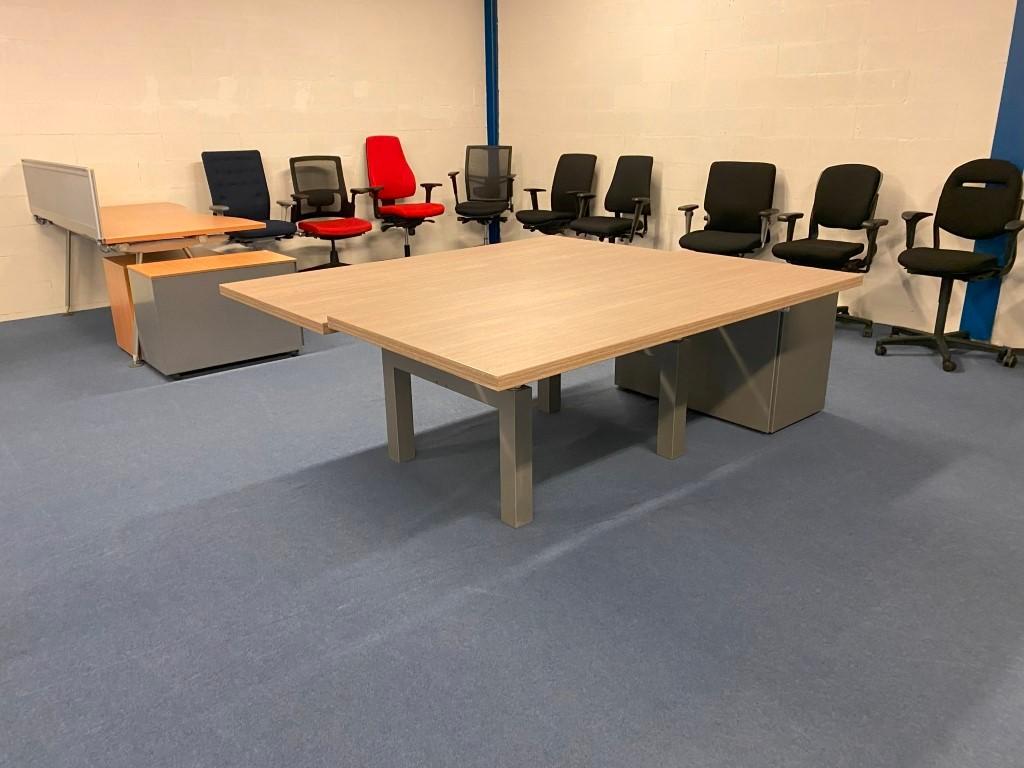 2x Prachtige 2-delige Unifor bureaus met slinger verstelbaar, Huis en Inrichting, Bureaus, Ophalen, In hoogte verstelbaar, Gebruikt
