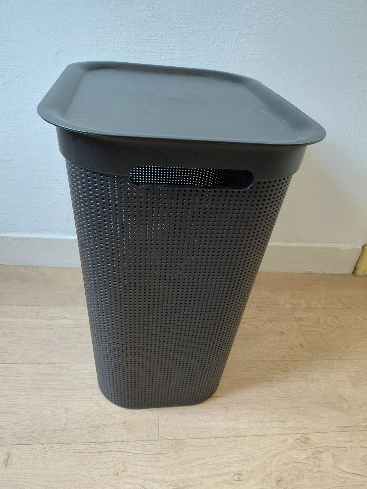 Zwarte wasmand met deksel SWISS DESIGN., Huis en Inrichting, Ophalen, Zo goed als nieuw, Zwart