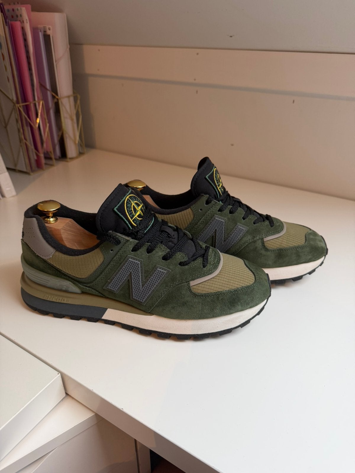 New Balance 574 x Stone Island Legacy Dark Green 42,5, Kleding | Heren, Schoenen, Overige kleuren, Ophalen of Verzenden, Sneakers of Gympen