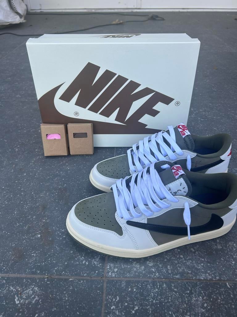 Travis Scott x Air Jordan 1 Low OG 'Olive' - Maat 43, Ophalen of Verzenden, Nieuw, Overige kleuren, Sneakers of Gympen