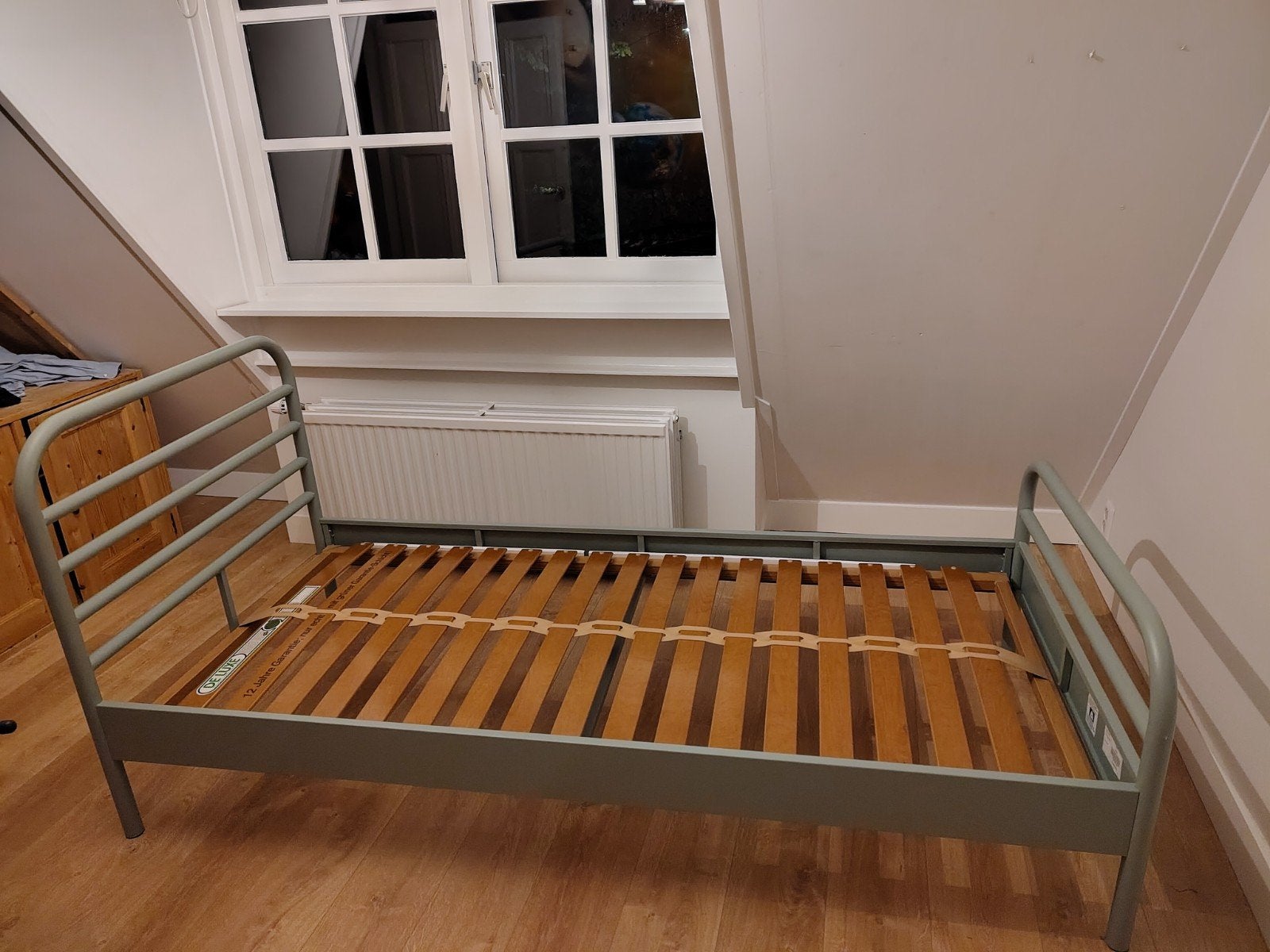 Eenpersoonsbed Jada van Leen Bakker met lattenbodem, 90 cm, Ophalen of Verzenden, Zo goed als nieuw, 200 cm