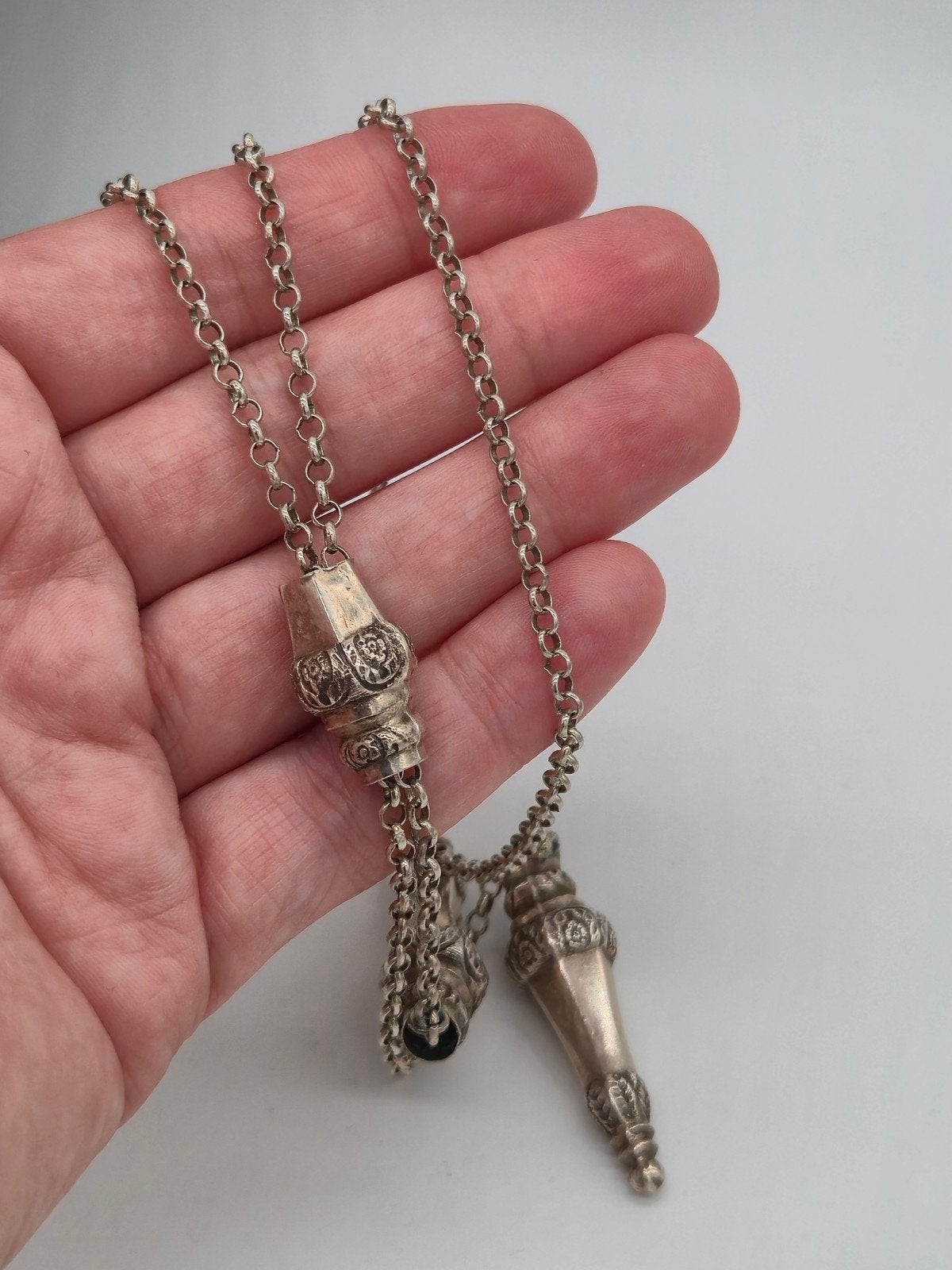 Antieke zilveren breipenbeschermers aan jasseron ketting, Verzenden, Zilver, Ketting