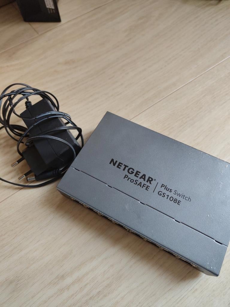 NETGEAR ProSAFE Plus Switch GS108E - 8-poorts Gigabit, Computers en Software, Netwerk switches, Ophalen of Verzenden, Gebruikt