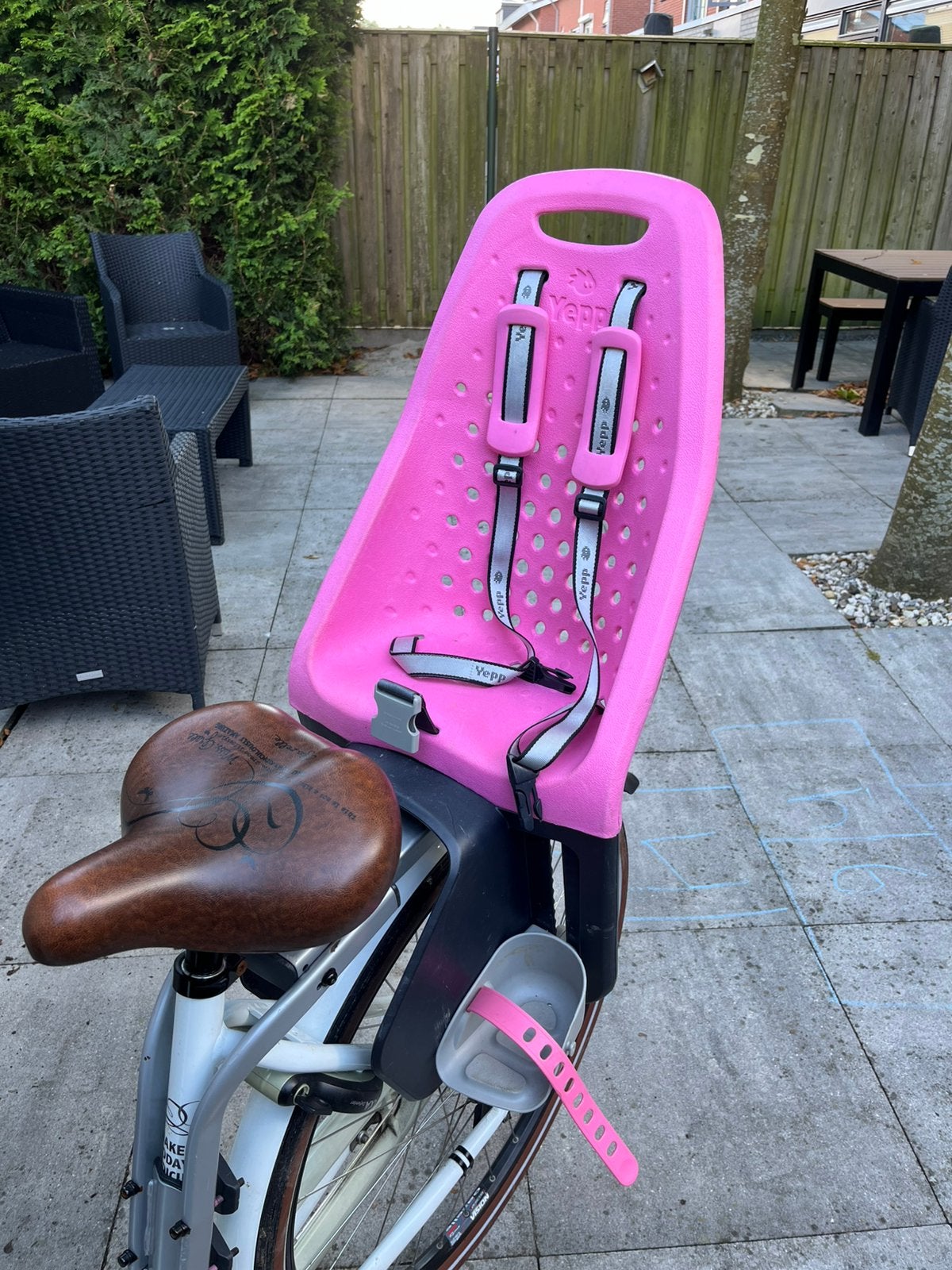 Yepp maxi/ fietsstoel voor achterop met zadelbuisbevestiging, Fietsen en Brommers, Achterzitje, Voetsteuntjes, Ophalen of Verzenden