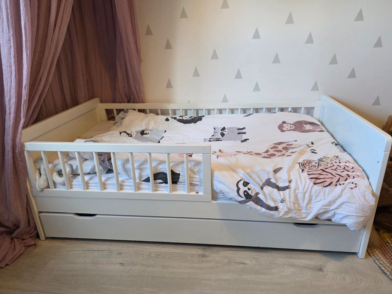 Wit peuterbed (Petit Amélie) met lade, matras en dekbed, Gebruikt, 70 tot 85 cm, 140 tot 160 cm, Ophalen