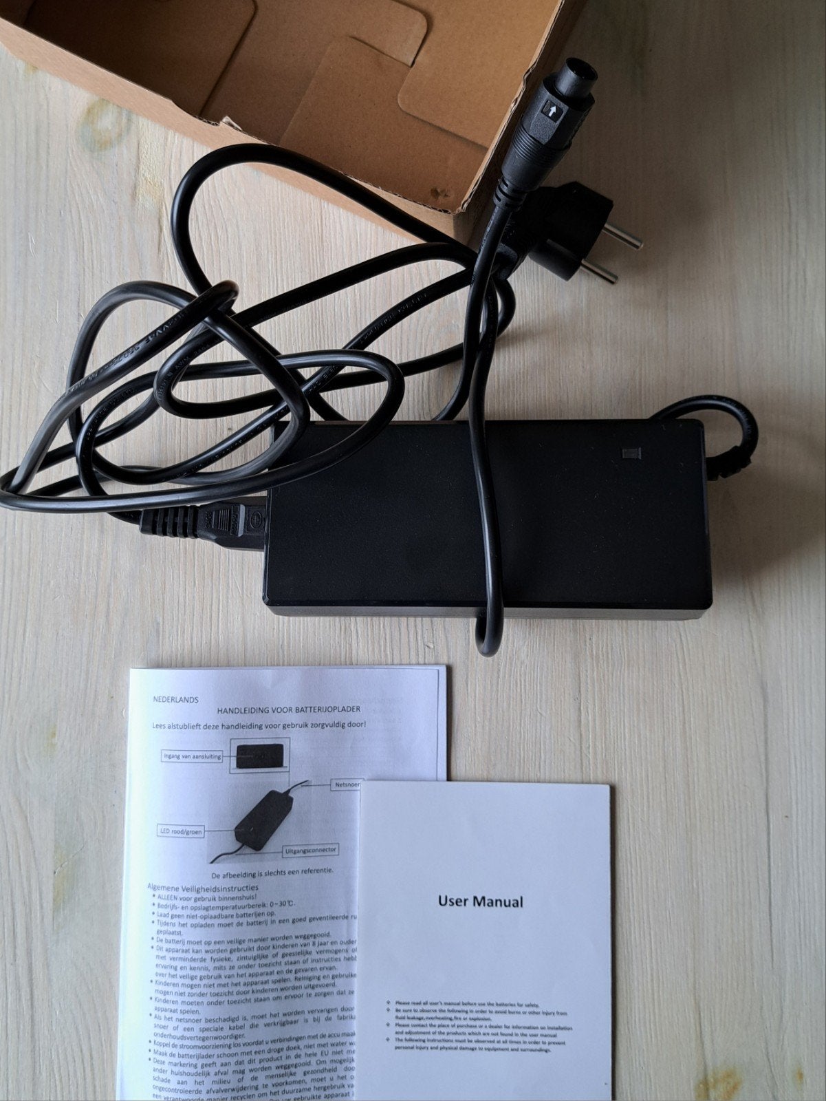 Oplader voor fietsaccu, li-ion batterij oplader, NIEUW, Fietsen en Brommers, Fietsaccessoires | Fietsaccu's, Ophalen of Verzenden