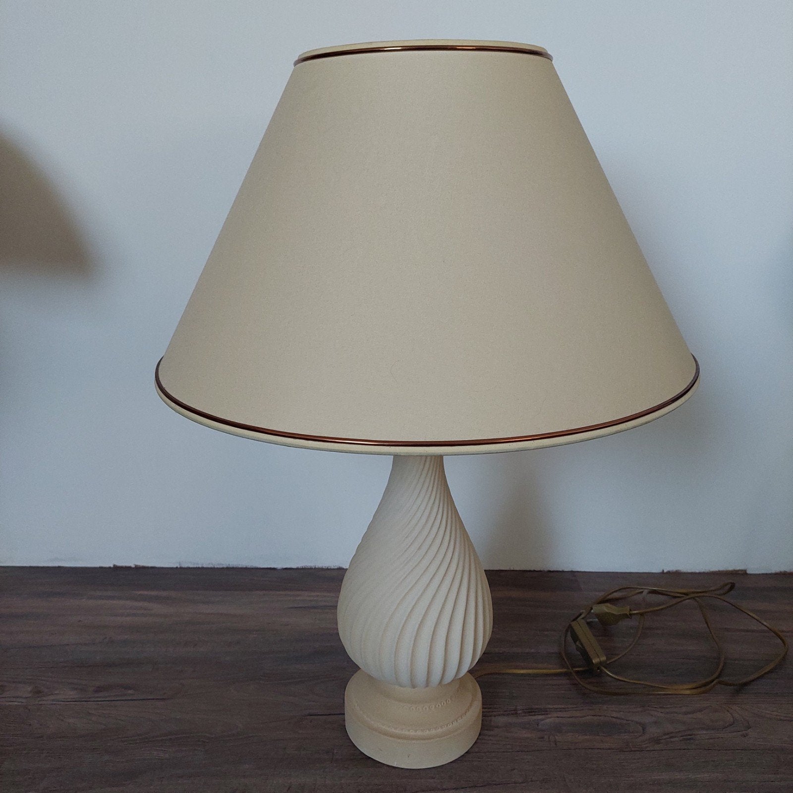 Crème Witte Tafellamp met Elegante Gedraaide Voet, Ophalen, Gebruikt, 50 tot 75 cm, Klassiek, Tijdloos