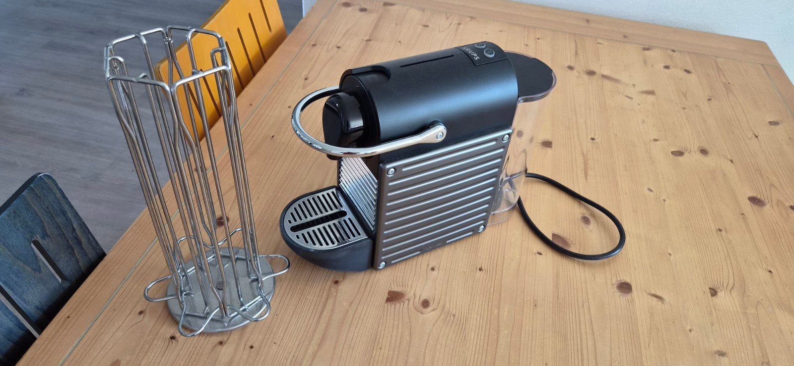 Foto 4 van Krups Nespresso Inissia koffiecupmachine met houder