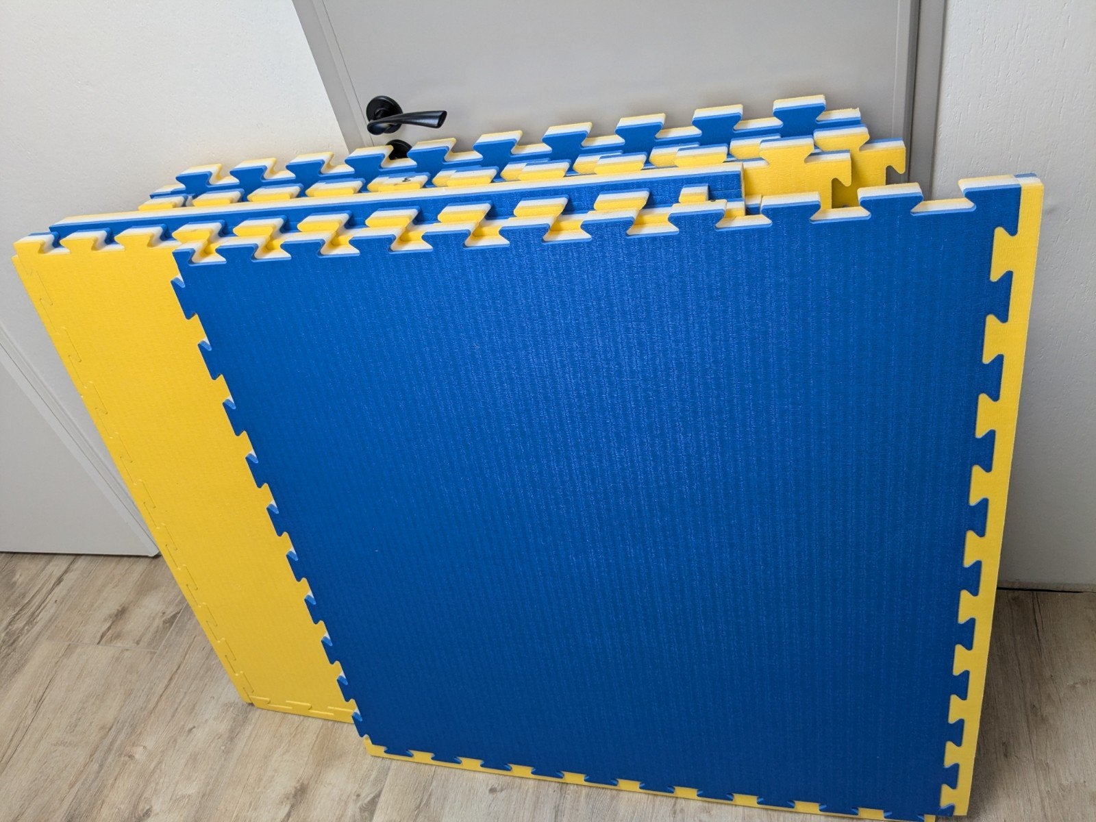 Vechtsportmatten 100x100x4cm - Blauw/Geel, Sport en Fitness, Ophalen, Gebruikt, Judo, Vechtsportmateriaal