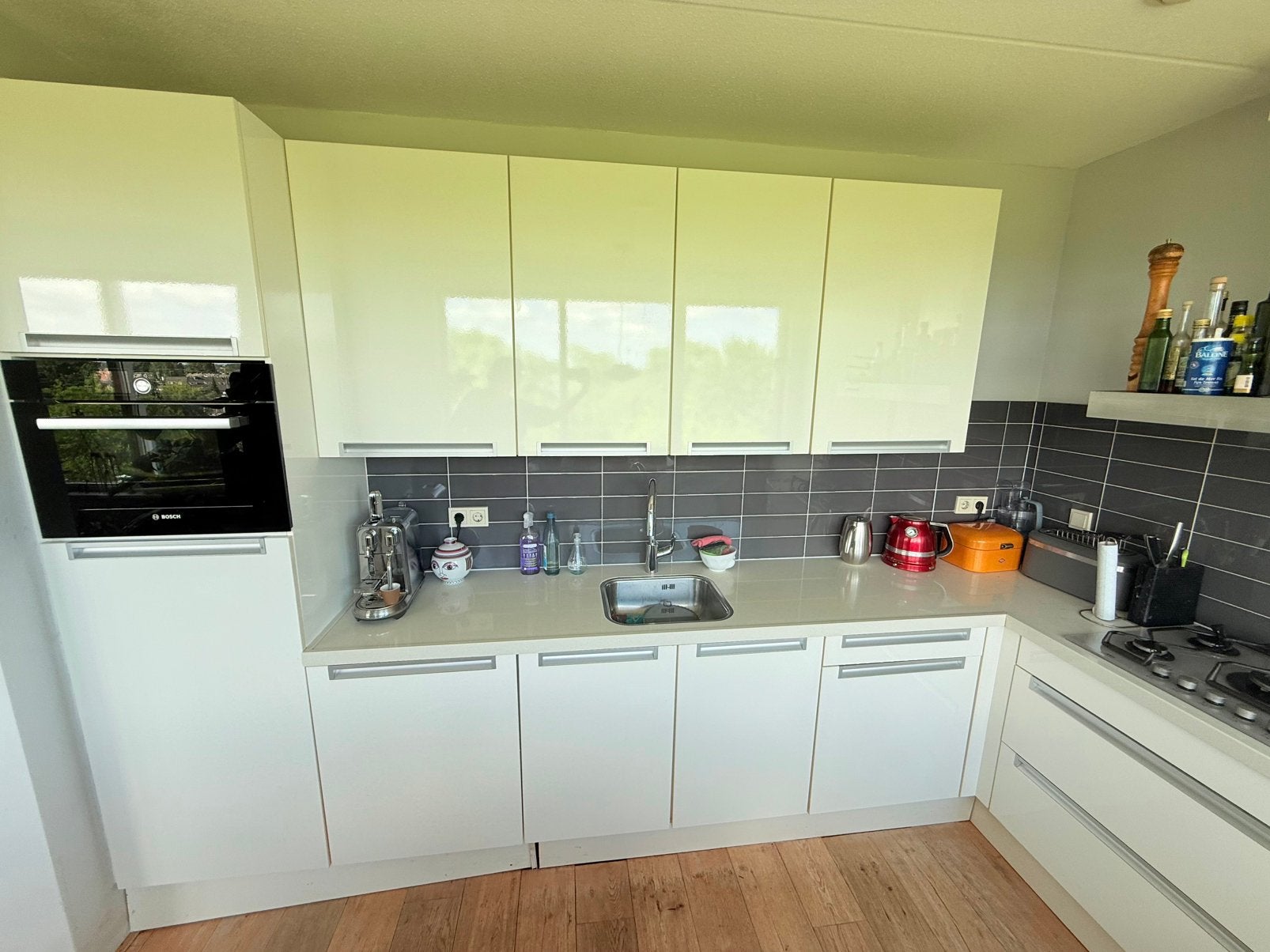 Hoogglans witte keuken in goede staat, Huis en Inrichting, Keuken | Complete keukens, Ophalen, Gebruikt, Wit, Graniet of Steen