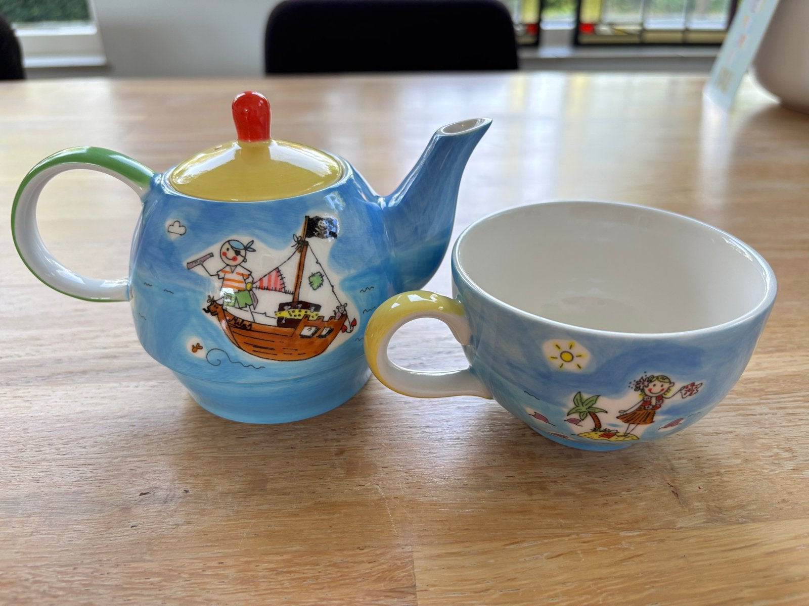 Mila Design theeset - theepot en kopje met piraten en hula, Overige merken, Keramiek, Ophalen of Verzenden, Zo goed als nieuw