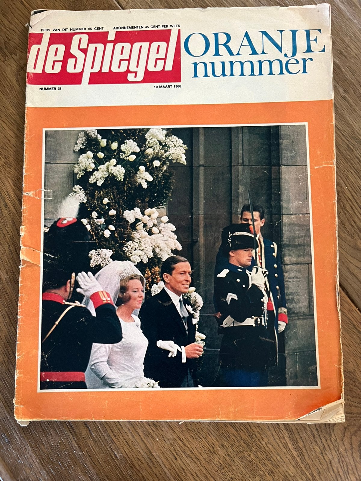 Verzamelitem - oranje nummer over huwelijk Beatrix en Claus, Ophalen of Verzenden, Gebruikt, Nederland, Tijdschrift of Boek